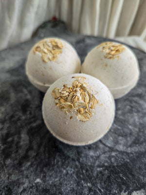 Gnat and Bee Oat and Honey | Natural Bath Bomb